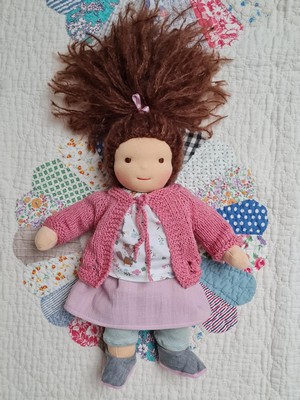 Waldorfpuppe_Stoffpuppe_mit_Zöpfen