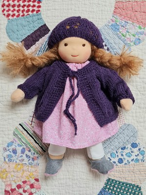 Blonde Puppe Rosa Kleid