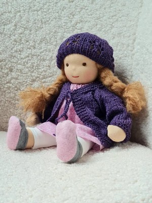 Waldorfpuppe_Stoffpuppe_mit_Zöpfen