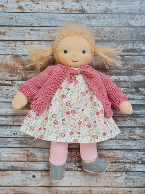 Blonde Puppe Rosa Kleid