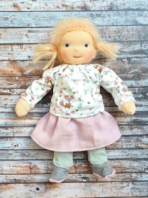 Blonde Puppe Rosa Kleid