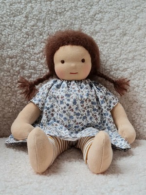 Blonde Puppe Rosa Kleid