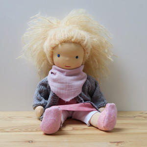 Blonde handgemachte Stoffpuppe mit Zopf und graue Strickjacke