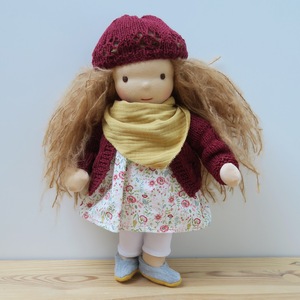 Handgemachte Puppe mit goldblonden Haare und rote Strickjacke