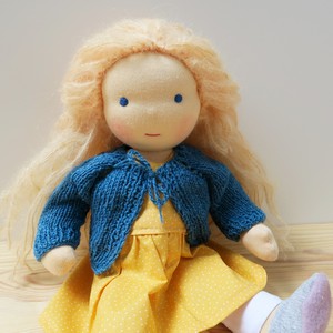 Handgemachte Waldorfpuppe mit blonden Haare und blauer Strickjacke