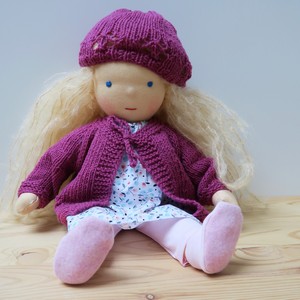 Handgemachte Waldorfpuppe mit blonden Haare und rosa Strickjacke