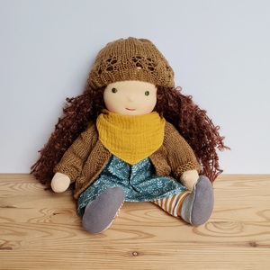 Handgemachte Waldorfpuppe mit braunen lockigen Haare und braune Strickjacke