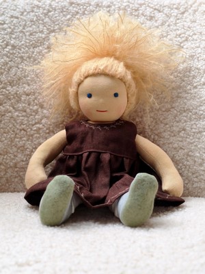 waldorfpuppe_blaue_augen